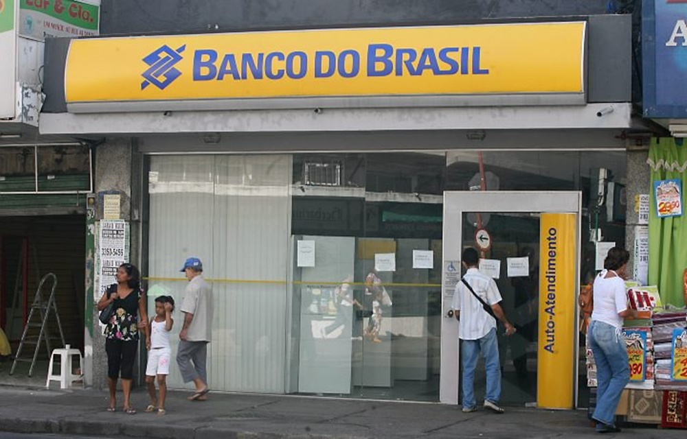 Ir para  <p>A Brigada Militar foi comunicada de que a ag&ecirc;ncia do Banco do Brasil na cidade de Severiano de Almeida teria sido assaltada por volta de 02h03 de s&aacute;bado,8, &nbsp;por dois...
